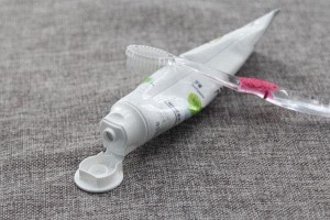 烫伤了抹点牙膏就行？别再傻傻相信“土方子”了，告诉你正确做法