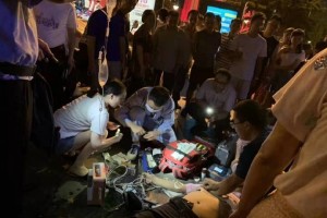 路人突发疾病 华西医院4名医生跪地抢救40分钟挽回生命