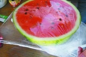 西瓜包上保鲜膜会导致细菌越来越多保鲜膜还能用吗