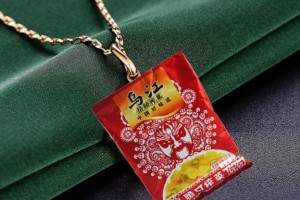 继榨菜项链后再出现老干妈手链看清后百万网友怒砸键盘