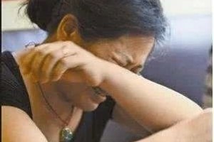 87岁老人把菜刀藏在枕头下女儿发现后老人疯狂抢夺……咋回事