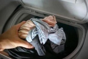 洗衣机洗衣服总是不干净教你一个小秘诀两个塑料瓶就能解决