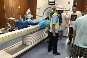 受伤男孩急着转诊正在输液的大叔拔下针头我来送