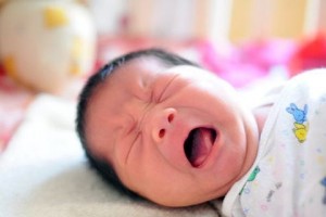 狐大医新生儿刚出院就发烧医生却说不用治疗……