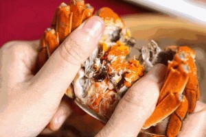 4个小伙脑子和肺被虫啃了这种当季美食很多人都吃错了