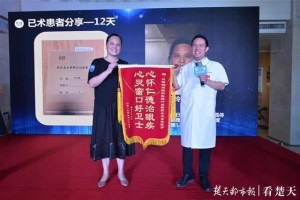 10分钟告别白内障81岁老人高度近视多年手术后秒穿绣花针