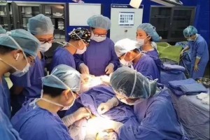 20多年的医生差点在手术台上崩溃救不了的癌症病人让他无比纠结