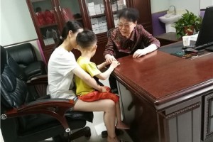 河南一医院针灸治愈脑瘫孩子被扎几十针注射神药疗效不明