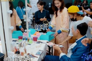 关晓彤给魏大勋递蛋糕叉时谁注意她的避嫌举动鹿晗太幸福了吧