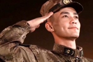 还记得国庆阅兵的酒窝小哥哥吗生活照爆出这颜值不出道可惜了