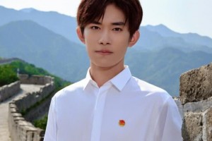 易烊千玺成中华儿女首位00后封面人物白衬衣黑西装正气十足