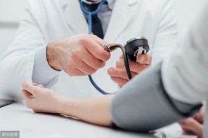 假如你有高血压冬季洗澡必定要注意这件事一旦忽视很风险