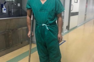 四川骨科医生拄拐做手术火了他说请了病假医治患者就会耽误