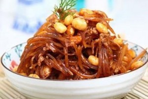 60岁白叟吃一道家常菜呈现急性中毒而菜中的有害于人体健康的物质咱们也常常摄入