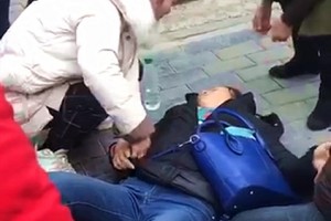 路旁边救人暖人心最美护理在身边