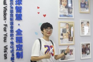 女子近视700多度十米开外一片含糊做完手术后视力康复到1.2