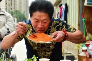 我国辣王不听医师劝止一天五斤辣椒配白酒他的现状怎么