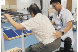脑梗死恢复三个月65岁的她能自己洗澡了