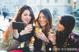 自拍多了会抱病一招判别出你是否有自拍腕早发现早防备