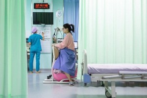 北京妇产医院首个20后宝宝诞生父亲紧张到腿软