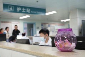 病房里有个奇特的糖罐子里边的糖块一直在分发却从未见底……