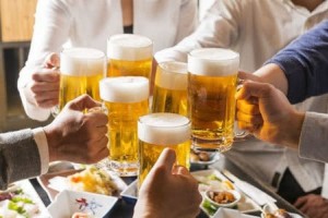 小伙豪饮半斤白酒后昏倒入院医师提示年末聚餐喝酒别拼命