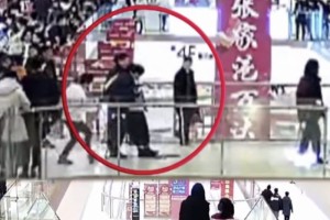 姑苏孕妇逛商城忽然分娩世人打伞接生送医后母子安全