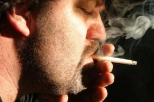 常常抽烟的人手指若呈现这玩意肺或已扛不住别不听劝