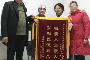 万米高空男人突发休克幸遇同机两医师施救