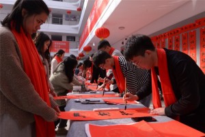 大爱迎春书赠春联宜春学院展开为全校教职工书写赠送春联活动