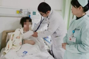 你予我信赖我还你健康家族远在千里之外医师紧迫手术抢救咯血女孩