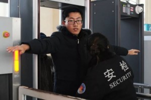 医院安检门千呼万唤始出来