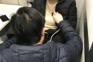 中年女子动车上突发疾病列车人员紧迫播送寻医救助