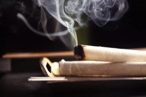 艾灸的烟吸入过多有损害吗其实它对你的身体也有必定的优点