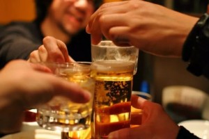 院士白酒有益健康北大8％我国男性是问题饮酒者损害严峻