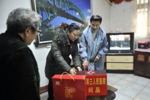 郑州市第三人民医院展开献爱心•送温暖新年入户慰劳自愿服务活动