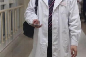 那个被刀砍伤的医师又开端看病了