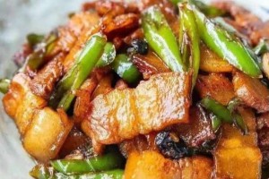 腿脚不利索大爷见此菜飞奔而来不管外人抢着吃吃完打嗝像打雷