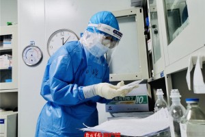 重症监护室里见证不一样的爷孙情