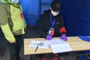 疫情当时九旬的茕居白叟家里来了一位常客