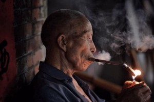 吸烟有害健康为什么很多人常常抽烟却寿数更长医师说了大真话