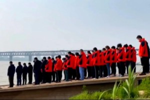 『战地日记』哀悼是为了更好地前行