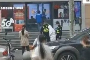 视频疯传武汉街头有新冠患者倒地本相是…