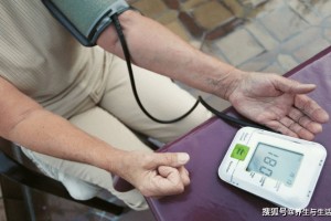 它是天然的血压调节剂每天喝上2杯排出钠离子安稳血压